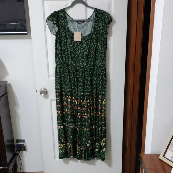Floral Green Dress Bloomchic Brand Size 14-16 Women's. - Picture 1 of 5